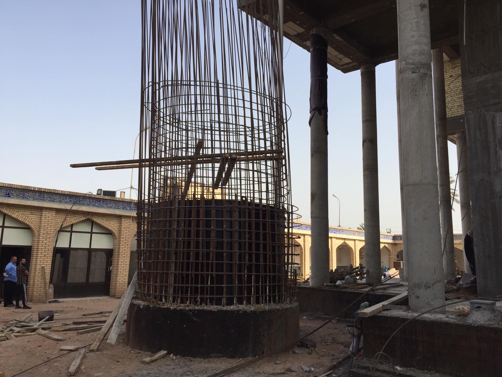 المُباشرة ببناءِ المِئذنتين لمزارِ الصحابيّ رُشيد الهجريّ (رضوان الله تعالىٰ عليه)