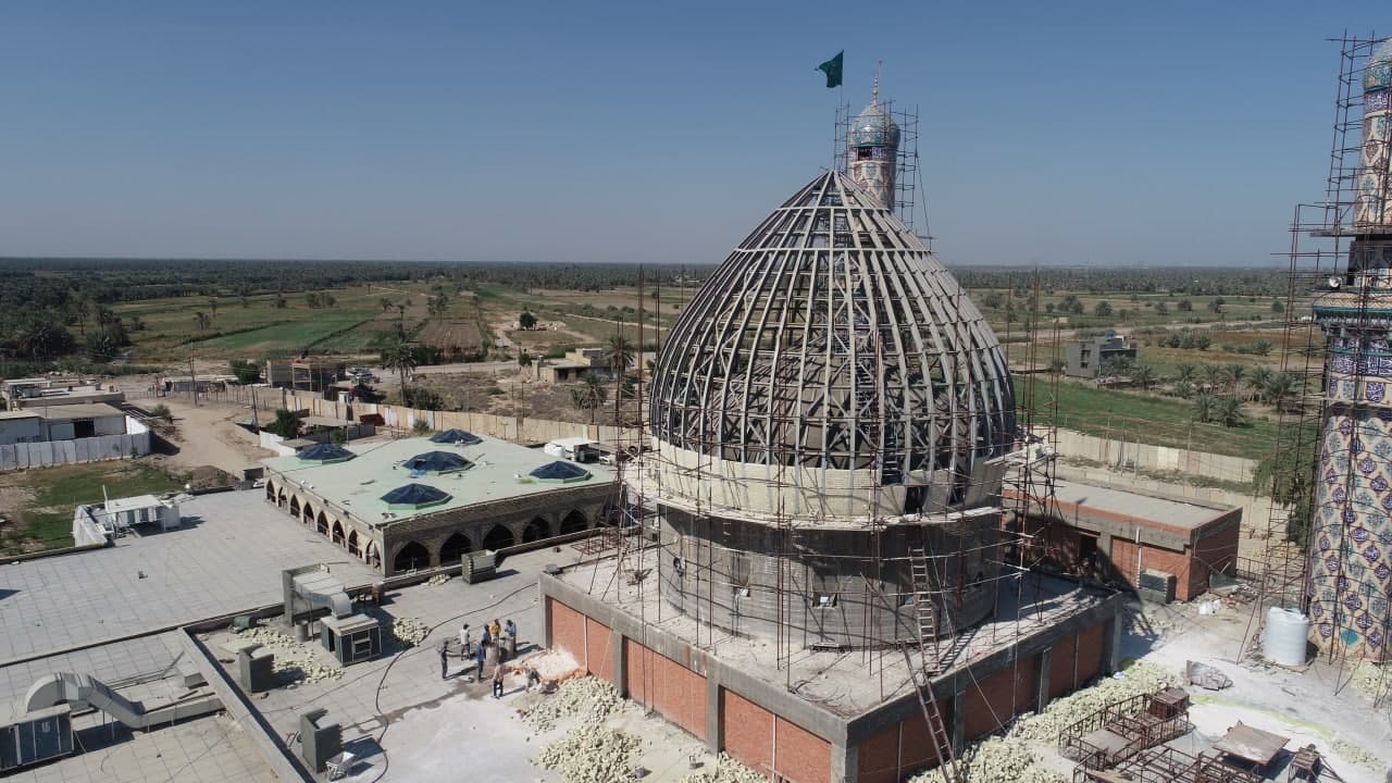 قباب ترىٰ النور في الحرم المُطهر لمزارِ العلوية شريفة بنت الإمام الحسن (عليه السَّلام)