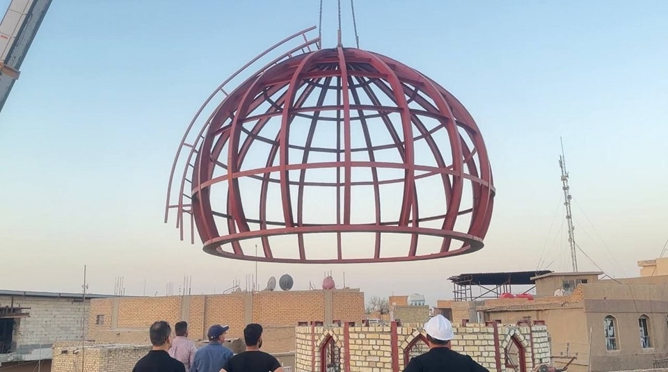 تنصيب الهيكل الحديدي لقُبة مزار المُحقق الحليّ (رضوان الله تعالى عليه)