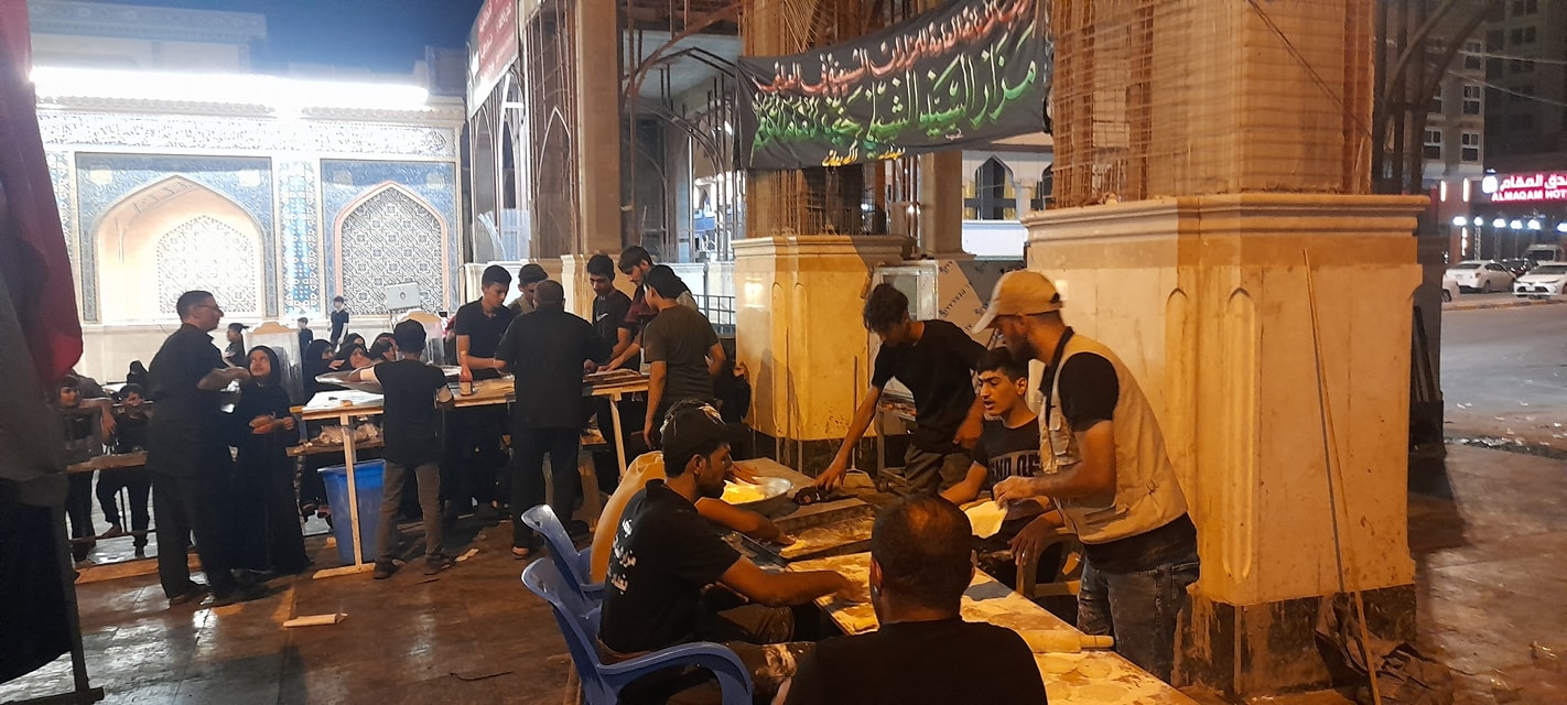 موكب مزار السيد الشبليّ (رضوان الله تعالى عليه) دائماً وأبداً في خدمة زائري وفاة الرسول الأعظم (صلى الله علية وآله وسلم)