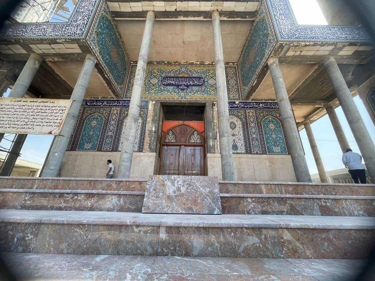 الأمانةُ الخاصّة لمزارِ الصحابيّ الجليل رشيد الهجريّ (رضوان الله تعالى عليه) تشهدُ المُباشرة بتطبيق أرضية صحن المزار الشريف بالمرمر