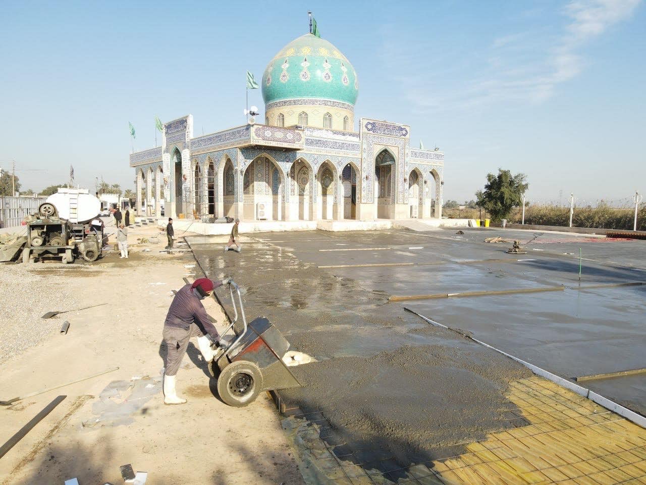 صب الساحة الأمامية لمزارِ السيد احمد الماجد ابو سدرة (رضوان الله تعالى عليه)