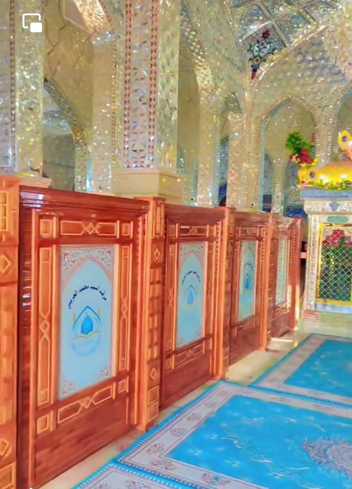 قاطع من خشب الجاوي المغلف بالصاج والمُطعّم بالبلوط يفصل الزائرين (الرجال / النساء) في حضرة مزار السيد محمد العريس (رضوان الله تعالى عليه)