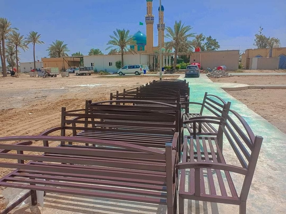 أمانة مزار السيد عبد الله بـن الإمام علي الهاديّ (عليـه السَّلام) ترفد حدائق المزار بـ 20 مقعد حديدي