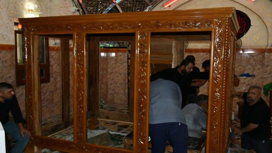 ورشة التمار تُباشرُ بتنصيبِ شباك ضريح السّيد أحمد بن طاووس (رضوان الله تعالى عليه)