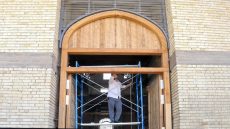 أمانة مزار ابو الفضل زيد النار(رضوان الله تعالى عليه) تُباشر بتركيب الأبواب الرئيسية للمزارِ الشريفِ