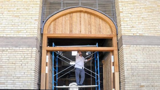 أمانة مزار ابو الفضل زيد النار(رضوان الله تعالى عليه) تُباشر بتركيب الأبواب الرئيسية للمزارِ الشريفِ