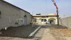 المباشرة بصبّ الخرسانة للساحة الجانبية الخاصّة بمضيف الزائرين في مزار زيد الشهيد (رضوان الله تعالى عليه)