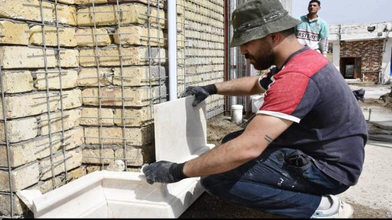 أمانة مزار السّيد أحمد بن جعفر الطيار(رضوان الله تعالى عليه) تغلف الواجهة الامامية بحجر العباس اباد