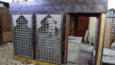 برؤية هندسية دقيقة.. الكوادر الفنية تباشر تركيب شباك ضريح السيد تاج الدين الآوي (رضوان الله تعالى عليه)