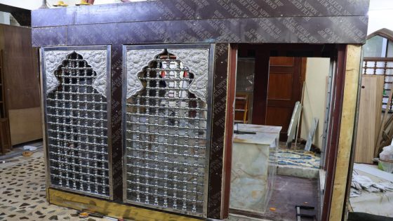 برؤية هندسية دقيقة.. الكوادر الفنية تباشر تركيب شباك ضريح السيد تاج الدين الآوي (رضوان الله تعالى عليه)