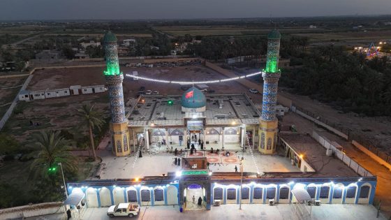 بلمساتٍ فنيةٍ متقنة.. ورشة التمّار تُنجز تركيب شباك مزار السيد تاج الدين الآوي (رضوان الله تعالى عليه)