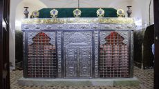 بلمساتٍ فنيةٍ متقنة.. ورشة التمّار تُنجز تركيب شباك مزار السيد تاج الدين الآوي (رضوان الله تعالى عليه)