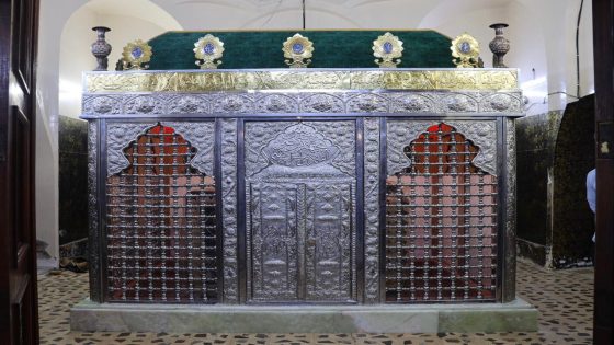 بلمساتٍ فنيةٍ متقنة.. ورشة التمّار تُنجز تركيب شباك مزار السيد تاج الدين الآوي (رضوان الله تعالى عليه)