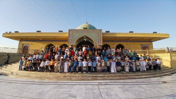 بمشاركة أكثر من 250 طالباً وطالبة انطلقت في مزار الصحابي الجليل كميل بن زياد النخعي (رضوان الله تعالى عليه) في النجف الأشرف فعاليات دورة (نور كميل) السابعة عشرة برعاية الأمانة العامة للمزارات الشيعية الشريفة / قسم الشؤون الفكرية والثقافية ضمن برنامجٍ صيفي يهدف إلى تنمية الوعي الديني والفكري لدى الناشئة عبر دروسٍ قرآنية وتربوية وثقافية متنوعة.