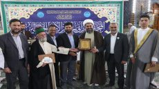 في رحاب الصحن الحسيني الشريف أقامت دار القرآن الكريم في العتبة الحسينية المقدسة بالتعاون مع الأمانة العامة للمزارات الشيعية الشريفة / قسم الشؤون الدينية وعلوم القرآن محفلاً قرآنياً خاصاً بخَدَمة الإمام الحسين (عليه السلام) وسط أجواء إيمانية مفعمة بروح القرآن والخدمة الحسينية.