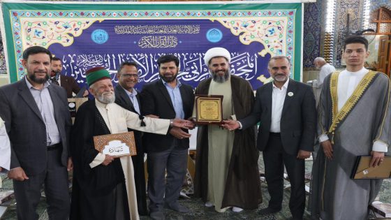 في رحاب الصحن الحسيني الشريف أقامت دار القرآن الكريم في العتبة الحسينية المقدسة بالتعاون مع الأمانة العامة للمزارات الشيعية الشريفة / قسم الشؤون الدينية وعلوم القرآن محفلاً قرآنياً خاصاً بخَدَمة الإمام الحسين (عليه السلام) وسط أجواء إيمانية مفعمة بروح القرآن والخدمة الحسينية.