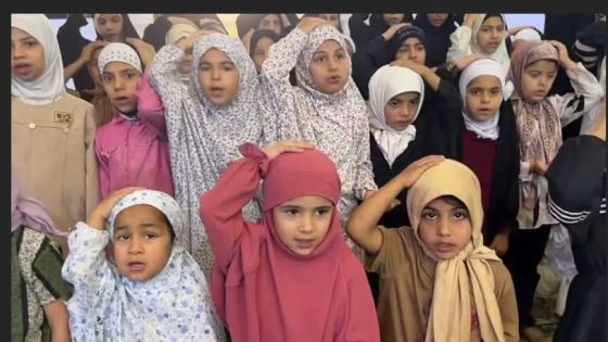أقامت الأمانة الخاصّة لمزار نبي الله ذي الكفل (عليه السّلام) في بابل دورةَ “النور المبين” الخاصة بالفتيات، بمشاركةِ عددٍ من الطالبات والمهتمات بالجانب الثقافي والتربوي، وذلك ضمن البرامج الهادفة إلى تنمية الوعي الديني والأخلاقي وتعزيز القيم الإسلامية الأصيلة.